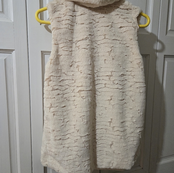 Rewind Faux Fur Button Closure Wrap Vest Size Large - Picture 8 of 16